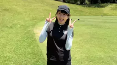 美人ゴルフ女子インフルエンサー、"美脚チラリ"なウエアでパワフルショット！ピョンピョン喜びの舞が可愛すぎると話題に