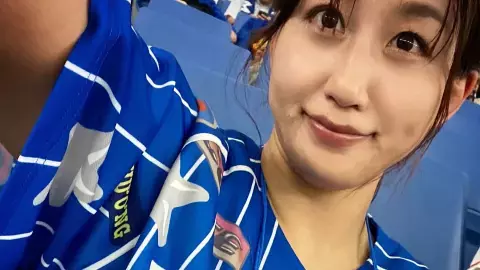 美脚もチラリ⁉美人女性総合格闘家、可愛すぎる"ベイスターズ"ユニ姿の応援ショット公開！