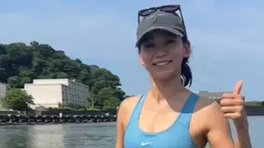 「暑くて我慢できなくて、」美人バイク女子俳優、ヨガウエアのまま海へダイブ！美腹筋スタイルが話題に