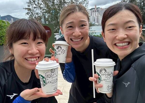 石川真佑が香港でのオフショットを公開！イラスト入りカップに注目集まる