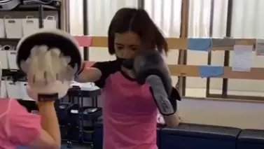 "母と格闘家の二刀流！"美人格闘家・あきぴ、初心者時代のムービーアップ！「励みになったり、 元気でてくれる人がいたらいいな」