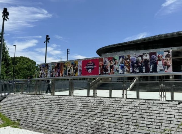 プロゲーマー・ナウマンがeスポーツイベント「LEGENDUS」の会場で観戦