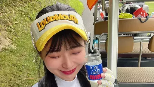 「ワンカップ飲んでたけど」美女ゴルフ系インフルエンサー、まさかの日本酒飲みながらのナイスショット⁉