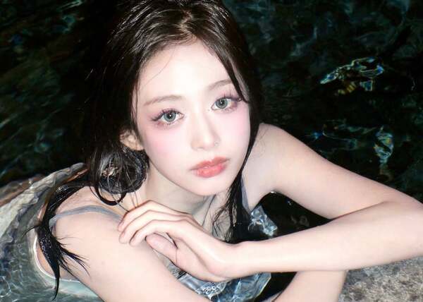 「人魚は実在した？」BABYMONSTERアヒョンの“幻想的ビジュアル”に世界が熱狂