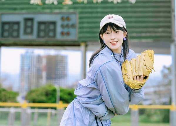 「即戦力」「綺麗なフォーシーム」台湾の野球美女LOLO、投球フォームが完璧すぎる