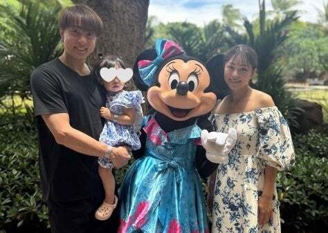 本田朋子、ミニーとの夢時間。家族の笑顔がハワイの陽光に映えるアウラニの記念日