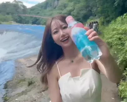 「ナイアガラの滝より気になる絶世の美女」人気Rクイーン、東洋の滝ヨコで幻想的ムービーを披露！「美し過ぎる絵になって映えてる」