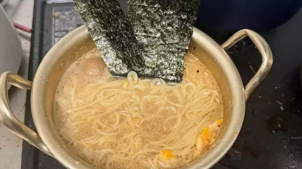 「あーお腹すいてきた。」人気芸人〇〇の手作りラーメンが反則級の飯テロ‼