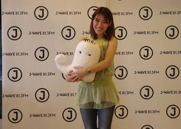 女優・瀧本美織、都会のど真ん中から爽やかな自撮り集を公開！