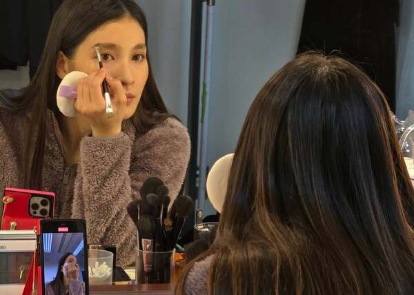 女優・土屋太鳳、最後のマクベスに向けメイク姿を動画で撮ろうとした際の写真を公開！