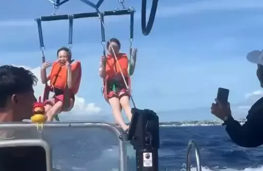 「パラグライダー気持ちよさそう」美女アナウンサー、沖縄を大満喫！映えすぎムービーにファン注目の眼差し