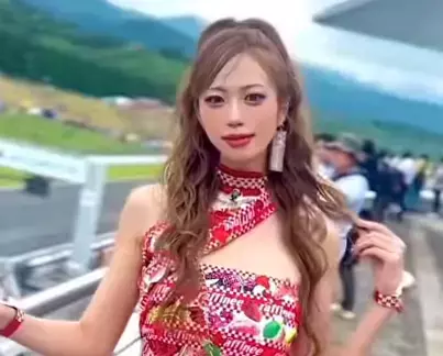 「サーキットに降り立った女神」9頭身の人気Rクイーン、”ヘソ出し＆美髪タッチムービー”を公開！ファンフォーリン・ラブ