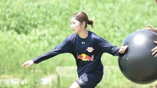 仲田歩夢、猛暑の中での練習ショットに反響「笑顔がキラキラ」「暑さに負けず頑張って」