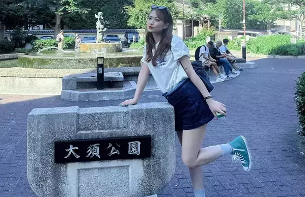 「背が高いからスタイル抜群やね」美女バレーボーラー、公園で魅せた”片脚上げ・ポージング”を披露「最強に可愛すぎる」
