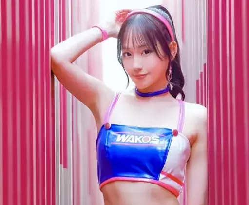 「セクシー」人気レースクイーン、海外のピンクコンテナ間で魅せた“腕上げポージング”が美だとファン釘付けに！