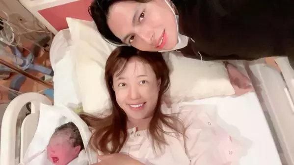 川崎希が第三子の女の子出産をインスタで報告！夫アレクの親子セルフィーショットにファンから祝福の声止まず