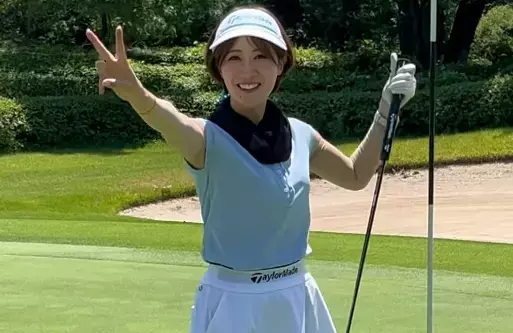 「好評だったのでたまには」ゴルフ美女子、微笑みの”自撮り＆バーディーパットムービー”にファン白熱！「何していても可愛い」