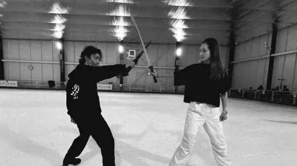 荒川静香＆髙橋大輔、スケートリンク上で殺陣披露！？