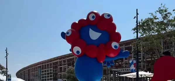 竹下佳江、家族で万博エントランスを満喫！“くら寿司＆世界の料理”で充実ファミリーデー