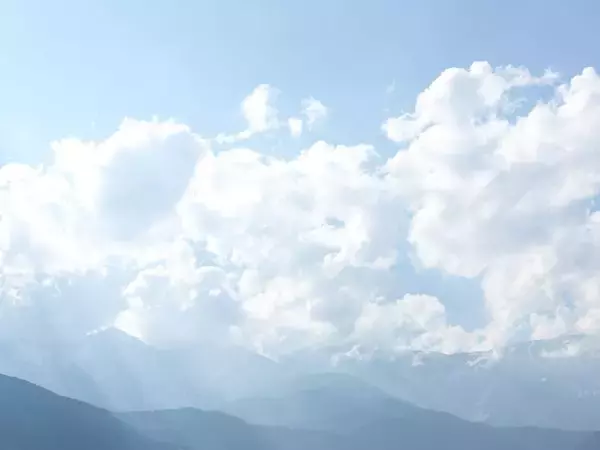 夏の色に想いを重ねて――上村愛子が綴る季節の色彩