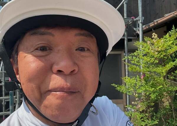 お笑いタレント・村上ジョージ「今日もみなさんガンバルンバ」と爽やかな自撮りを公開！