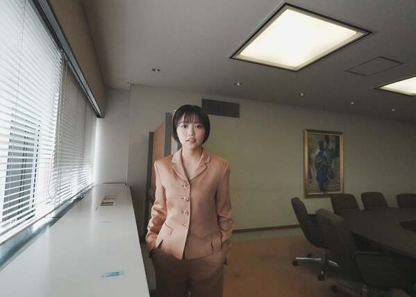 女優・大原優乃、母が同年齢の頃に着ていたセットアップでの自撮りを公開！