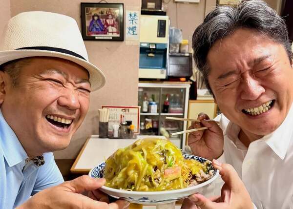 パティシエ・鎧塚俊彦、仲良く料理を手に持ちニコニコのツーショットを公開！