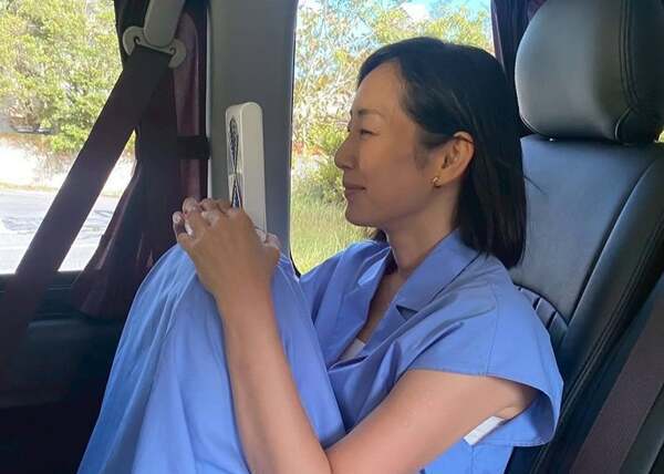 女優・木村多江「7月も穏やかに過ごしましょ」と車の中での自撮りを公開！