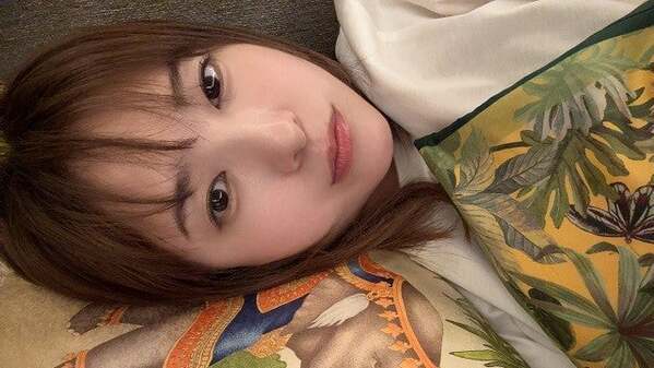 「この体勢で全く動けません笑」吉高由里子の寝そべりショットにファン「かわいすぎます」