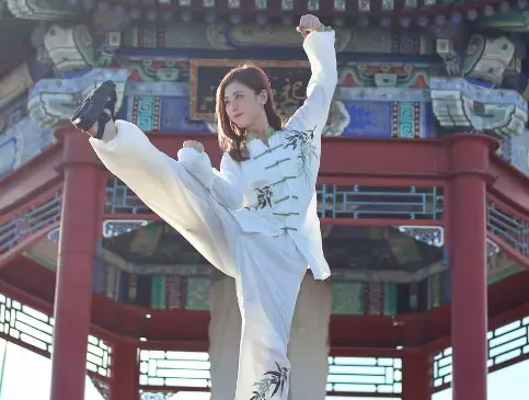 「アチョー！」美しすぎと話題のキャスター、映え感最強の”カンフー・ショット”を披露！反響続出「おんなブルース・リー」