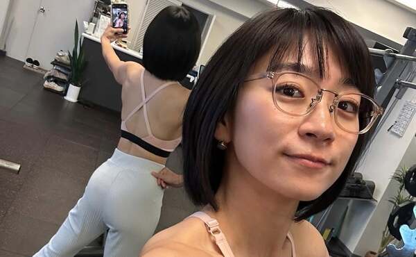 “元祖メガネっ子アイドル”の鍛え抜かれた肉体美にファンから称賛集まる！？トレーニングの生配信も予告！