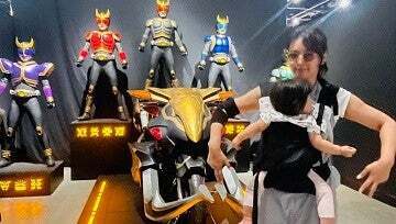 加藤夏希が4人の子どもと『超クウガ展』へ！？“ファム”のポーズをとるも「疲れたはててる母ちゃん感満載」