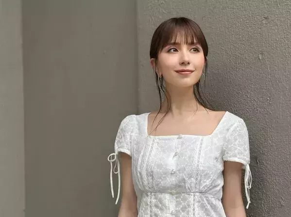 「夏の優しさ」May J.、白レース×ひまわりの爽やかコーデを披露！