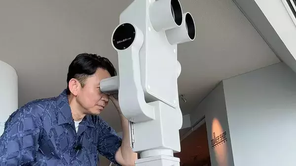 「覗いたよー」人気芸人〇〇、チラ見でバズる!? 視線の先にファン騒然