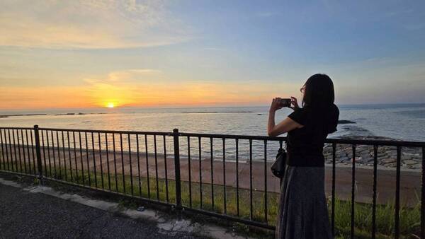 元女子プロレスラー・豊田真奈美、夕暮れの海を背に優しい表情　「19時半でもまだ明るいです」