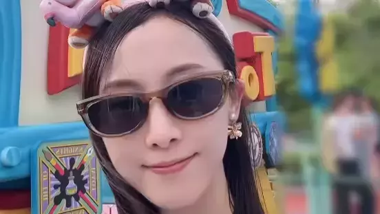 松井玲奈がディズニーで“サングラストリオ”に変身！？ファン悶絶の笑顔ショットが話題に