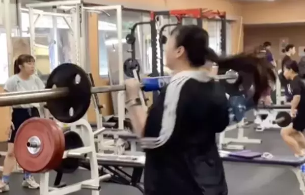 「30kgでクリーン8セット」ストイックな筋トレ動画に反響「バリバリですね」「尊敬です」