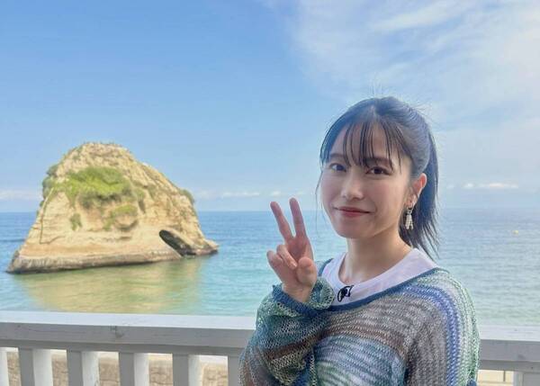 元AKB・横山由依、茨城の海でにっこりピース　自然と笑顔が広がる一枚
