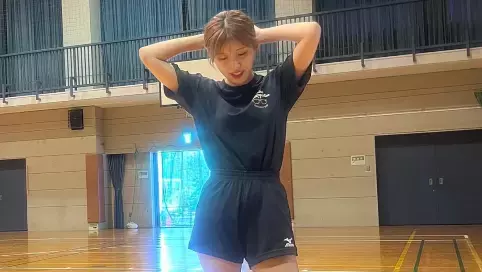 「皆んな好きなバレーボール姿」美女インフルエンサー、バレーウエアからスラリ美脚の悩殺ショット公開！