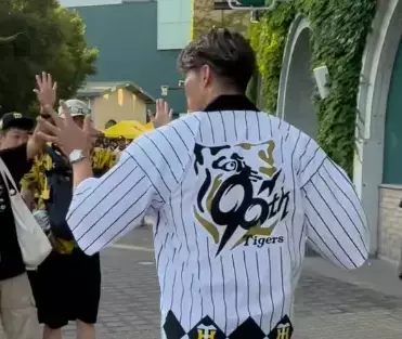 「羨まし〜」元阪神・糸井嘉男、甲子園球場の外でファンと触れ合う様子を大公開！