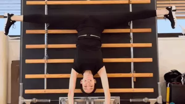 「えぇーっ！そんなに簡単に！」松島花、華麗な"逆立ち開脚180度"ショットに称賛の嵐！「流石です」「ただただ凄い」