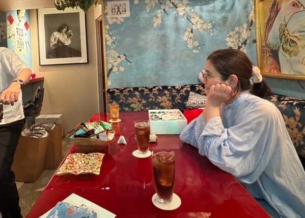 石田ひかり、夏の午後に宿るまなざし。大好きな先輩との静かな時間が心をほぐす