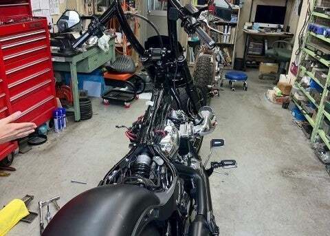 魔裟斗が再び動き出す、黒のハーレーが進化する瞬間を捉えたガレージショット