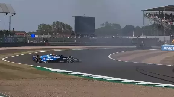 危機一髪！Carlos Sainzがグランドスタンド前でスピン、あわやの瞬間に観客騒然