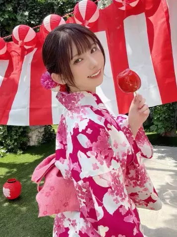 えなこ降臨！浴衣×リンゴ飴の破壊力で日本の夏が爆発寸前？！