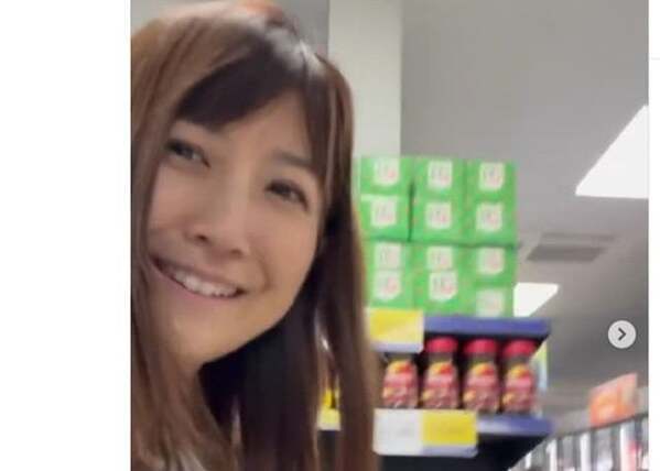 フリーアナウンサー兼気象予報士・根本美緒、イギリスでの買い物中動画を公開！