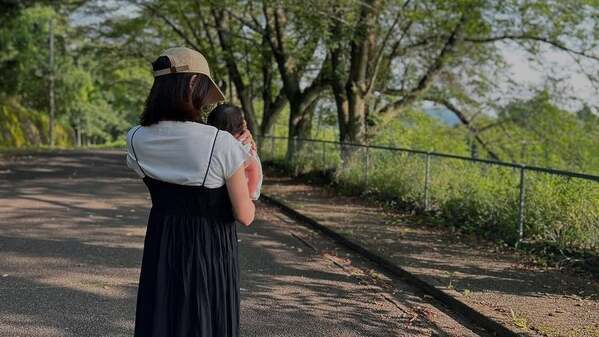 「自然に触れるっていいですね」鮫島彩、子どもとのお散歩ショットを公開