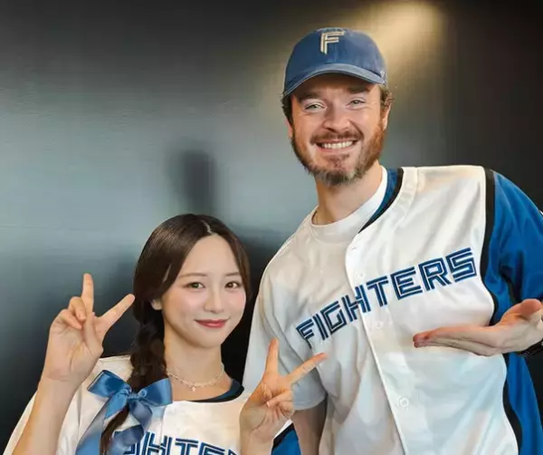 「同い年コンビ初共演」ファイターズDJ・マラカイ、森香澄と笑顔のツーショット