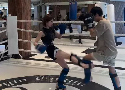 「めっちゃ強そう」人気ラウンドガール、激烈ミット打ちの”ファイトガールムービー”を披露！ズシンと響く豪快音にファン驚愕