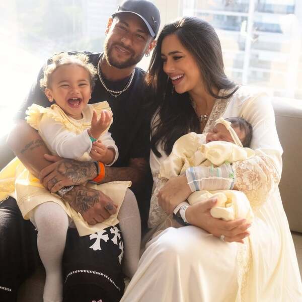 ネイマールに次女が誕生！出産後とは思えない美しすぎるパートナーとの家族ショットを公開！